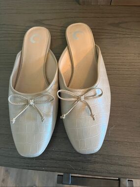 Qupid Croc-Embossed Bow Mules in Cream